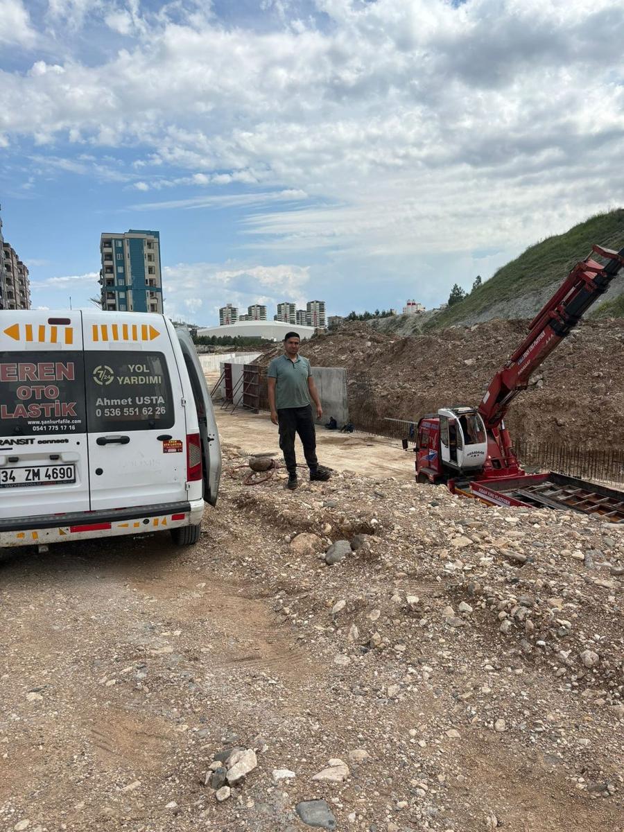 Ahmet Usta şantiyede iş makinesi lastik servisinde, yanında yol yardım aracı