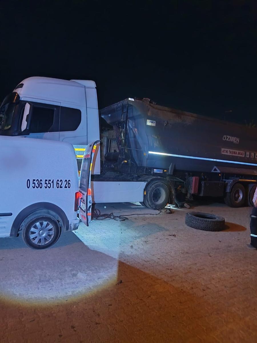 Gece damperli tırın lastiğini yerinde değiştiren Eren Oto Lastik yol yardım aracı