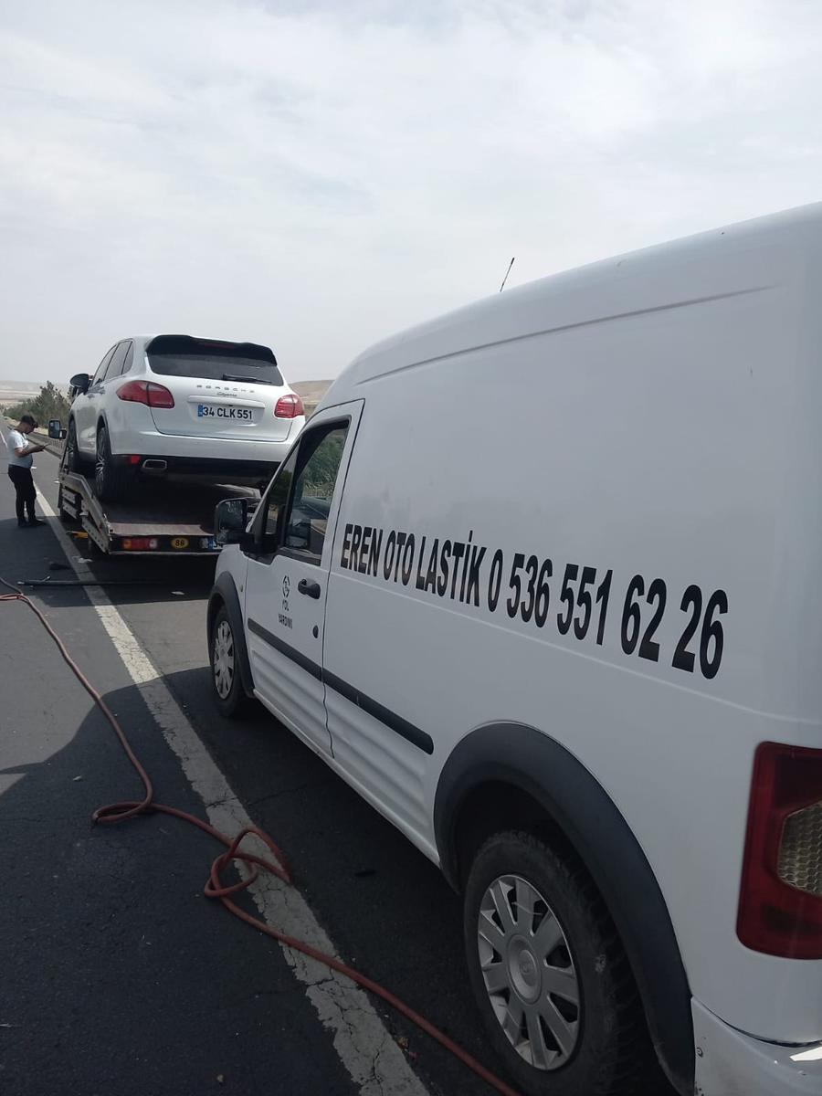 Otoban kenarında yol yardım aracı ve kenara alınmış araç